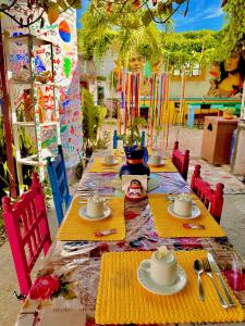 En restaurant eller et spisested på Hostal Guacamayas