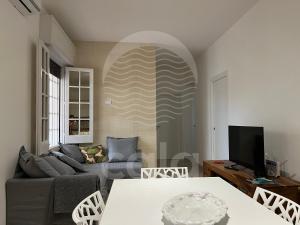 een woonkamer met een bank en een tafel bij Villa Areia - Spiaggia a 10m By Cala Salento in Porto Cesareo