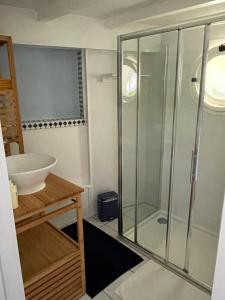 a bathroom with a glass shower and a sink at Mérig'home Chambre BD climatisée dans maison avec piscine au calme en ville, SdB & toilettes privés in Angoulême