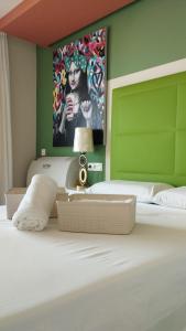 sypialnia z łóżkiem i zieloną ścianą w obiekcie Fantástico ático en el centro de Almería w mieście Almería