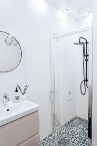 biała łazienka z umywalką i prysznicem w obiekcie Apartament Loft nad Rzeką 3 pokojowy w Ustroniu