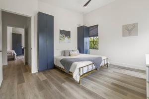 Säng eller sängar i ett rum på The Elegant Estate - Modern Home in Columbus
