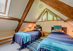 Postel nebo postele na pokoji v ubytování Coach House Cottage