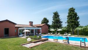 a house with a swimming pool in a yard at VILLA NINETTA 10&1, Emma Villas in Giulianova