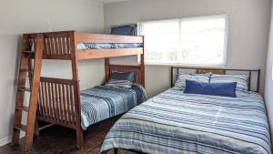 - une chambre avec deux lits superposés et un lit dans l'établissement Group Friendly Lakefront Retreat 3BR, à Orlando