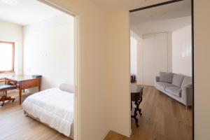 um quarto com uma cama, um sofá e um espelho em - ROMAN RUINS HOUSE - 750m from the metro station em Roma
