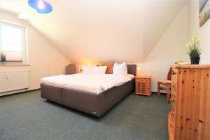 Un dormitorio con una cama grande en un ático. en Altes Wasserwerk App 20, en Wustrow