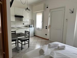 Pokój z kuchnią, łóżkiem i stołem w obiekcie Casa Colombina w Weronie