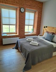 sypialnia z dużym łóżkiem z dwoma ręcznikami w obiekcie Wałowa Jak Nowa w Gdańsku