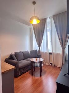 ein Wohnzimmer mit einem Sofa und einem Tisch in der Unterkunft Hotel Avion in Bratislava