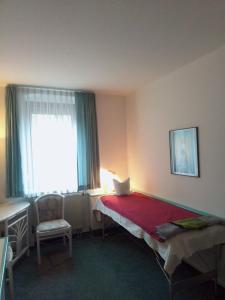 FrauensteinにあるHaus Gaiaのベッドルーム1室(ベッド1台、椅子、窓付)