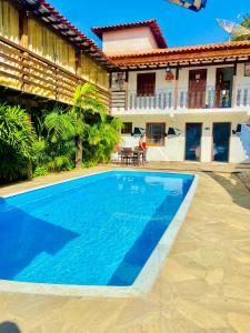 una piscina frente a una casa en Pousada Boa Vista, en Tiradentes