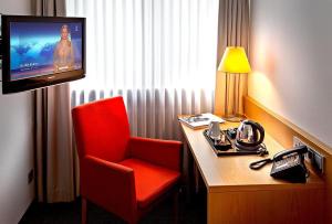Una televisión o centro de entretenimiento en Hotel Spenerhaus