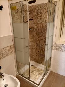 y baño con ducha, aseo y lavamanos. en CASA VACANZE FRANCESCO E TANINA en Nicolosi