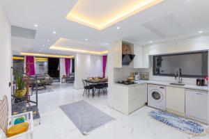 cocina y sala de estar con fregadero y lavavajillas en Villa merysu, en Kas
