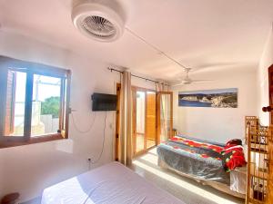 a bedroom with a bed and a window at Casa Merche in San José
