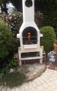 - un four extérieur avec une cuisine pour chien dans l'établissement Pod - Sleeps 2 - Jacuzzi - Parking - Garden, à Colombiers-du-Plessis