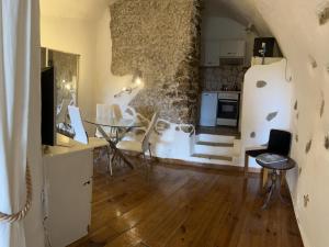 Il comprend un salon avec une table et une cuisine. dans l'établissement Villa D'Arte, à Mortola Superiore