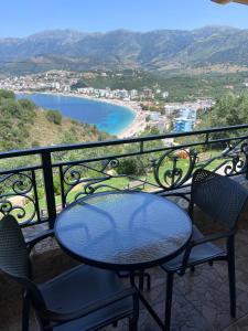 uma mesa e cadeiras numa varanda com vista em Stonevilla Buta em Himare