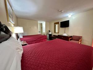 Postel nebo postele na pokoji v ubytování Red Carpet Inn Pulaski