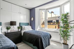 een slaapkamer met een bed en een raam bij ☆☆☆ Brighton Lanes by Creatick ☆☆☆ in Brighton & Hove