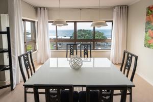 Un comedor con mesa y vista al mar. en Casa Mar 4, en Ponta Delgada