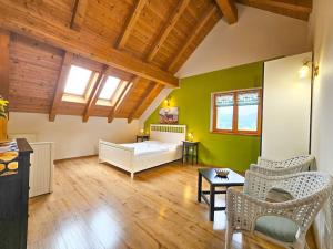 um quarto com paredes verdes e uma cama e cadeiras em Agriturismo Filippon em Tambre dʼAlpago