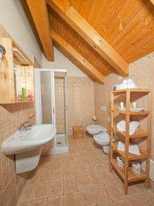 uma casa de banho com um lavatório e um WC em Agriturismo Filippon em Tambre dʼAlpago