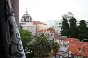 vistas a una ciudad con iglesia y edificios en Apartment 4 You in Split, en Split