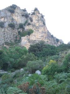 ein großer Felsberg in der Mitte eines Feldes in der Unterkunft San leone. Secluded barn in Tortorici