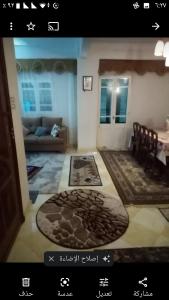 um quarto com uma sala de estar com um sofá em Gibran residence em Kafr al Ishārah