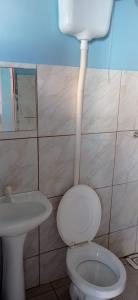 y baño con aseo y lavamanos. en Pousada MG en Foz do Iguaçu