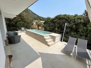 カブリルスにあるCosta Maresme, Barcelona, Casa Burriac & Private Poolのパティオ(スイミングプール、椅子2脚付)