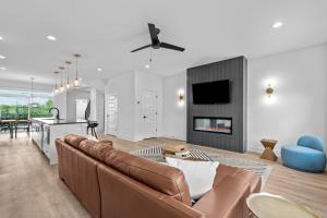 sala de estar con sofá y cocina en 10 Ocean A Powered By Atkinson Realty en Virginia Beach