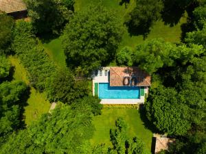 einen Blick über ein Haus mit Pool in der Unterkunft Eco Hotel Imenieto in Emen