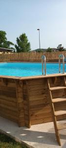 - une piscine en bois avec deux barres métalliques au-dessus dans l'établissement Maison avec piscine privée aux portes des Cévennes, à Saint-Christol-lès-Alès