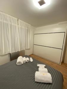 ein Schlafzimmer mit einem Bett mit Handtüchern darauf in der Unterkunft Maison Eglantine in Mezzana