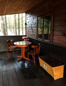 a room with a table and chairs in a cabin at Czekoladowy Domek in Nadkole