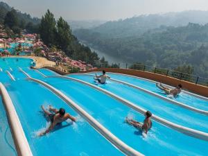 um grupo de pessoas a nadar numa piscina em Centro da cidade Amarante em Amarante