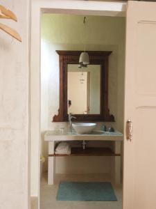 y baño con lavabo y espejo. en Villa Amai, en Lequio Tanaro