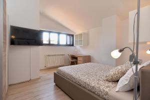 Schlafzimmer mit einem Bett, einem Schreibtisch und einem Fenster in der Unterkunft House Liznjan 2273 in Ližnjan