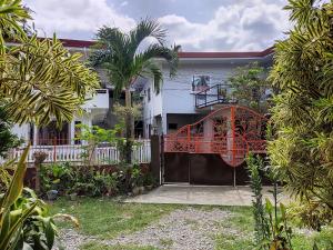 une maison avec une porte orange devant elle dans l'établissement Riverside at Aninuan Accommodation and Food, à Puerto Galera