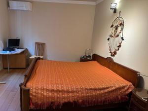 een slaapkamer met een bed met een oranje dekbed bij Luxury Apartment near City Media Harbour in Düsseldorf