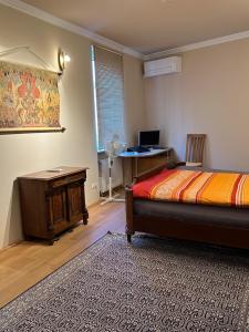 een slaapkamer met een bed en een bureau met een ventilator bij Luxury Apartment near City Media Harbour in Düsseldorf