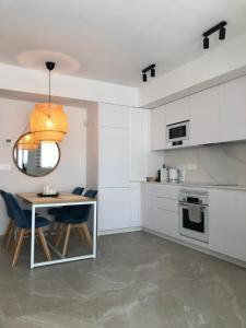 Kuchyňa alebo kuchynka v ubytovaní Modern Apartment in Torrevjea 200m From the Loccos Beach