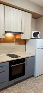 Кухня или мини-кухня в Апартаменты Мост Сити Центр
 +6 фотографий