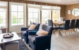 - un salon avec des chaises, une table et des fenêtres dans l'établissement Cozy Home In Nordfjordeid With Wifi, à Nordfjordeid
