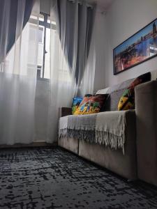 1 dormitorio con cama y ventana en Apartamentos da Thay, en Campina Grande