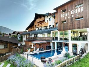 un hotel con piscina frente a un edificio en LifestylePanoramaHotel Erika Superior, en Neustift im Stubaital