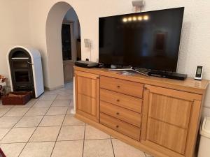 TV a/nebo společenská místnost v ubytování Luxury Apartment near City Media Harbour